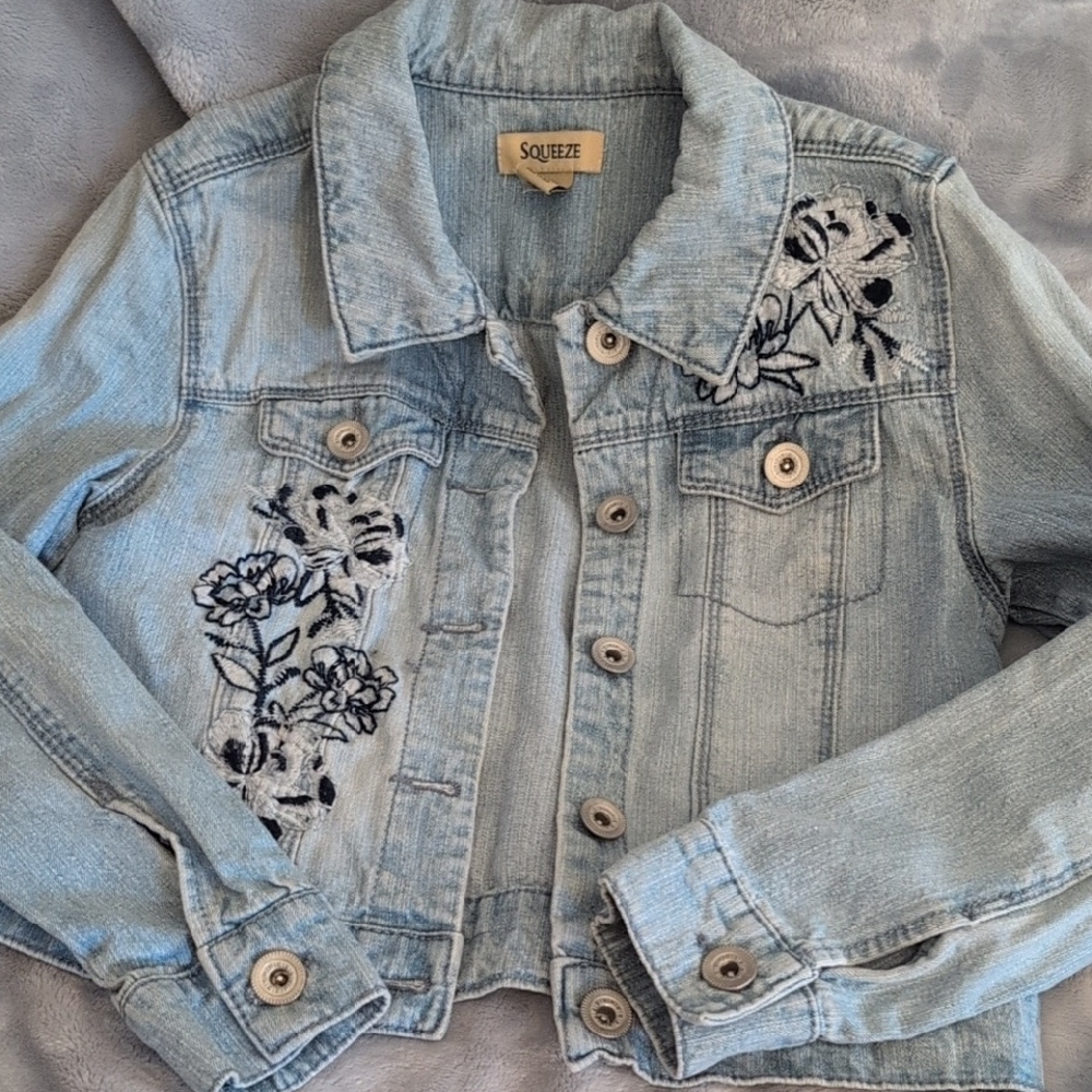 Squeeze Light Blue Jean Jacket with Floral Embroidery
